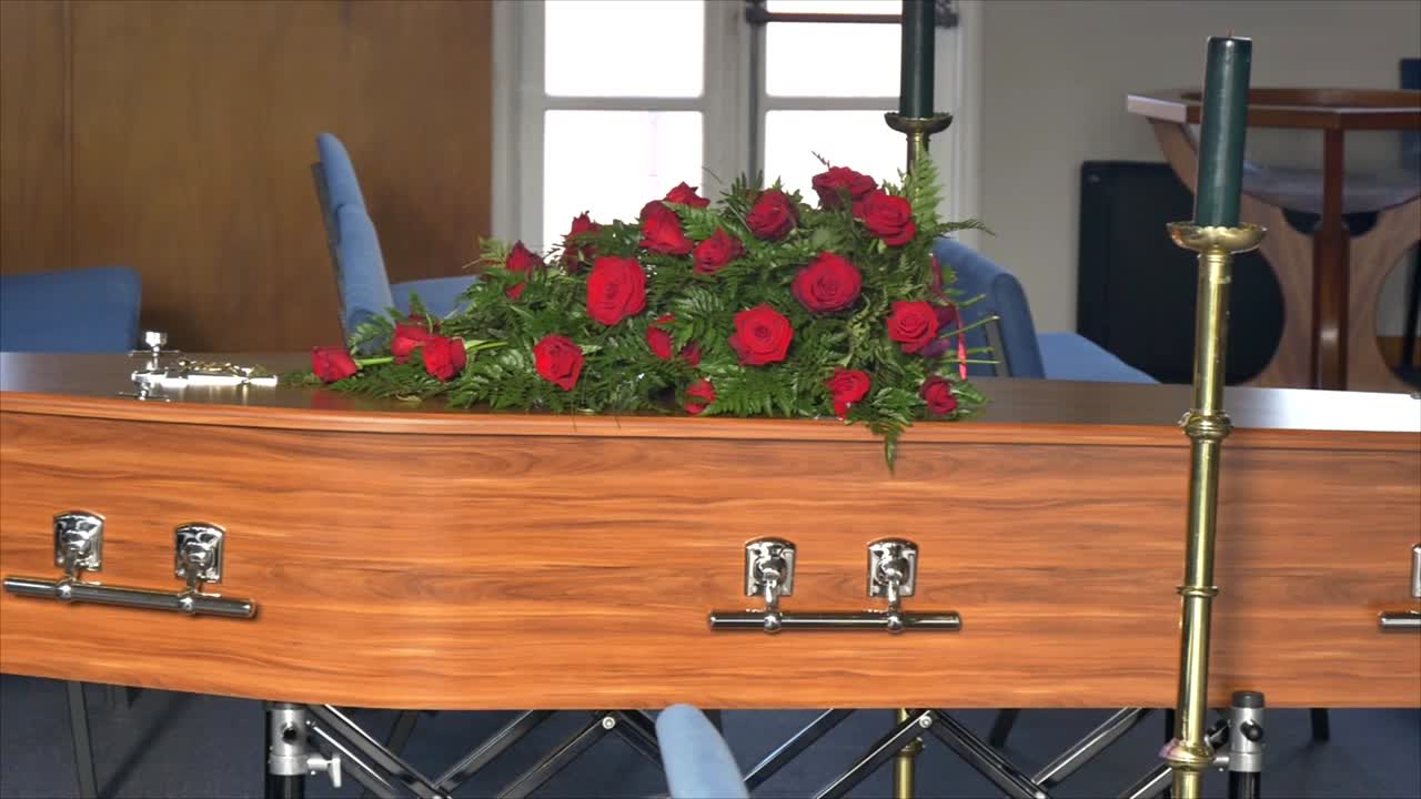colpo del primo piano di un cofanetto funebre in un carro funebre o cappella o sepoltura al cimitero