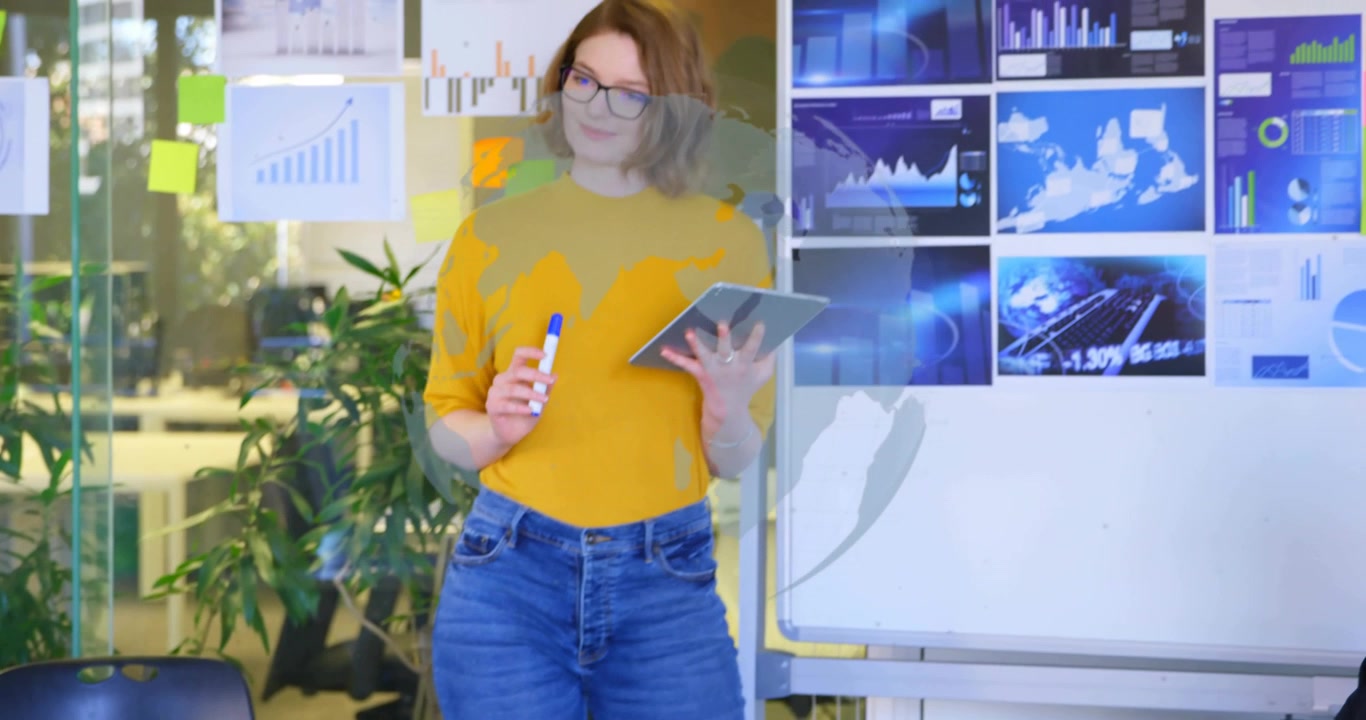 Presentadora entrando a una reunión de negocios, tomando un rotulador y señalando gráficos en la pizarra para explicar datos.