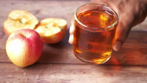 jugo de manzana con manzanas
