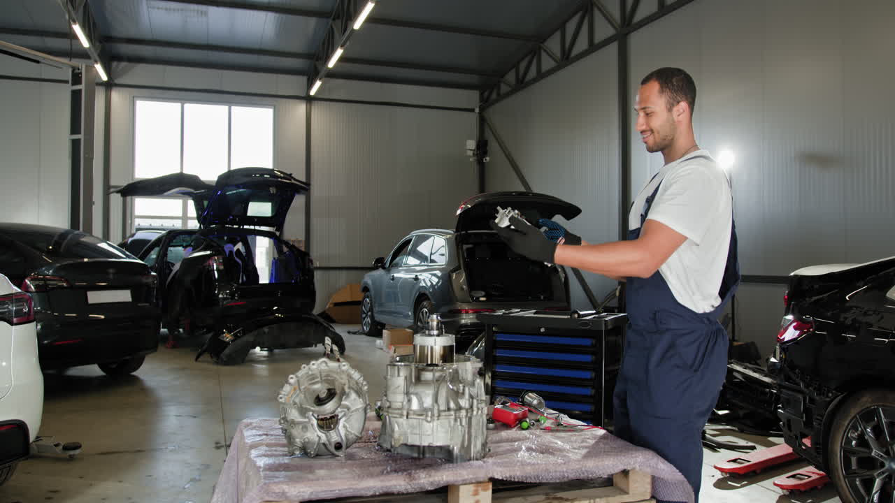 mecánico de automóviles trabajando en la transmisión de automóviles en un garaje