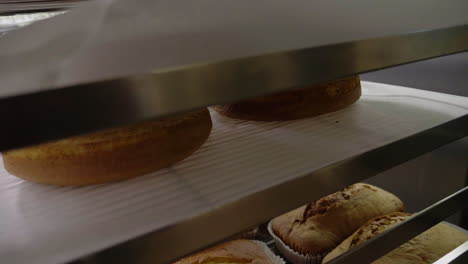 una grúa en un estante de pasteles en una cocina profesional