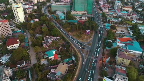 vista aérea de la hora pico en el puente selander, dar es salaam