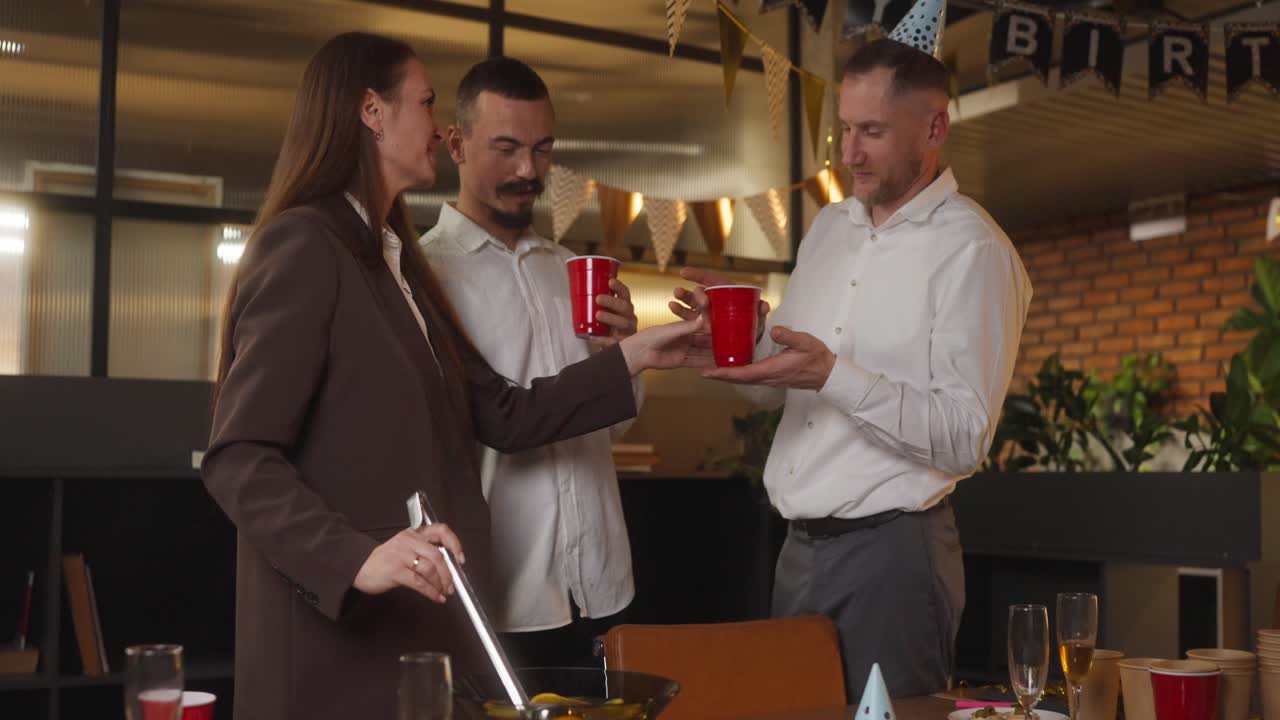 fiesta de cumpleaños en la oficina.