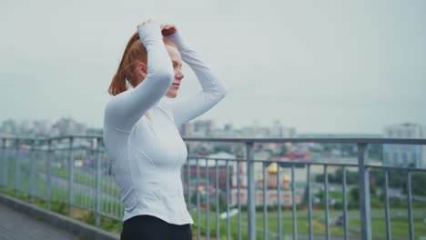 야외 운동을 하는 스포츠 의복 을 입은 여자