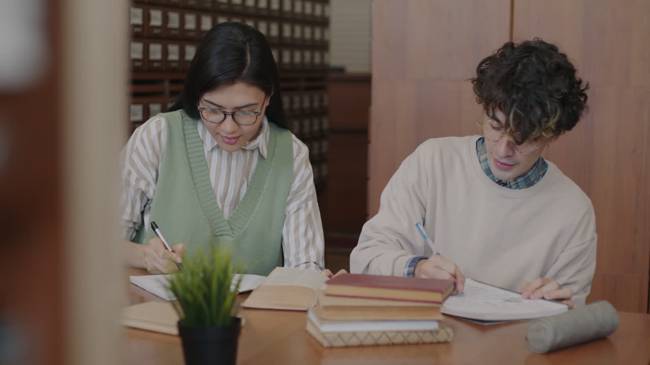 estudiantes estudiando juntos en una biblioteca