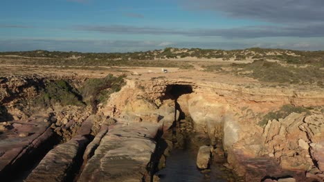 Excelente-Toma-Aérea-De-Las-Cuevas-De-Talia-En-La-Península-De-Eyre,-Sur-De-Australia