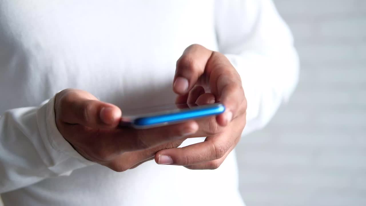 persona que utiliza un teléfono inteligente