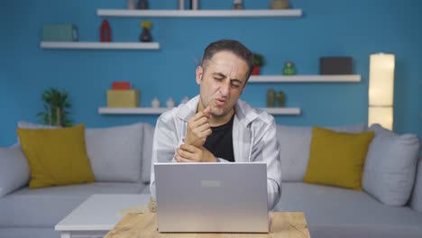 la muñeca del hombre que usa una computadora portátil duele.