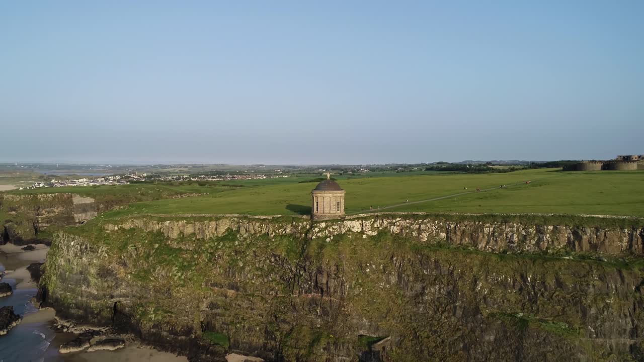 vista aérea del templo de mussenden en la cima del acantilado sobre la costa de irlanda del norte en un día soleado
