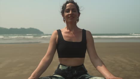 Video-Cinematográfico-De-Una-Chica-Haciendo-Meditación-A-Lo-Largo-De-La-Playa-Bajo-El-Sol-De-Verano