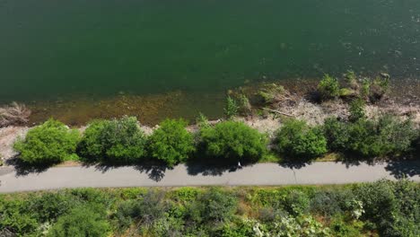 Toma-Aérea-De-Arriba-Hacia-Abajo-De-Alguien-Trotando-En-El-Sendero-Del-Parque-Estatal-Del-Centenario-Del-Río-Spokane