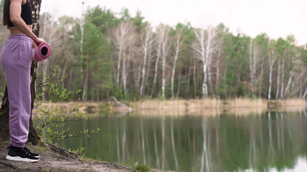 женщина использует коврик в лесу