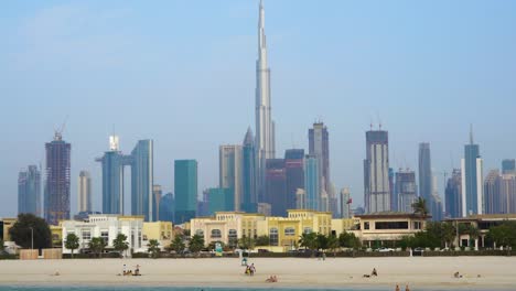 Meerblick-Auf-Den-Strand-Und-Die-Skyline-Von-Dubai-An-Einem-Typischen-Sonnigen-Tag