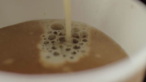 café recién hecho desde la máquina llenando la taza macro shot