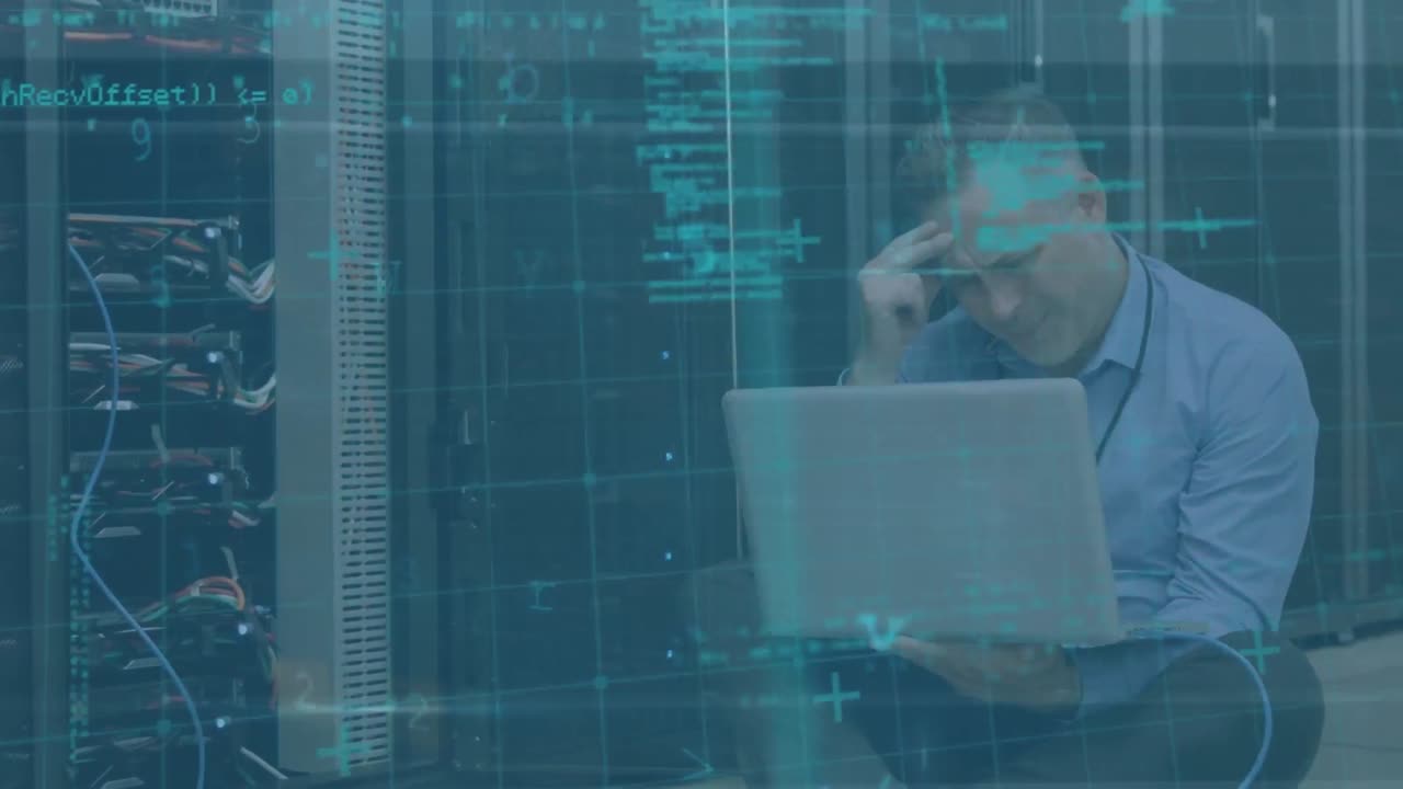 animación del procesamiento de datos de seguridad cibernética sobre un ingeniero caucásico usando una computadora portátil en la sala de servidores.