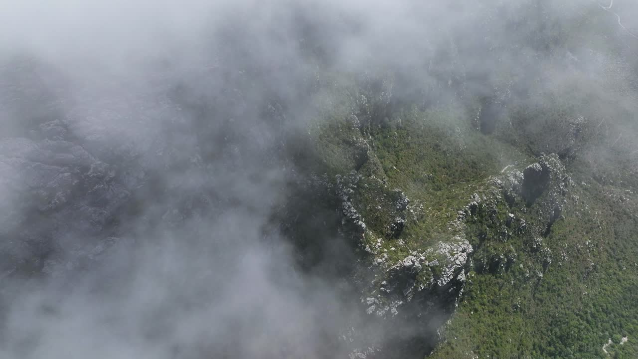 vista aérea de la montaña de niebla