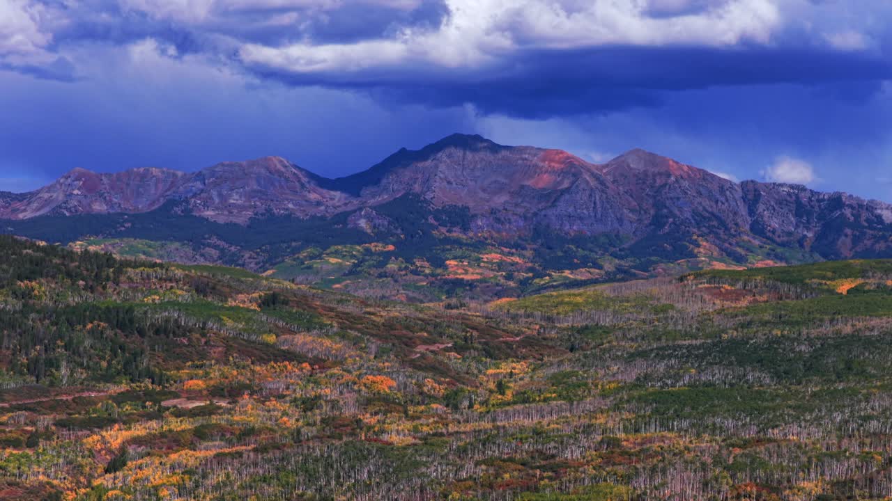 Kebler Pass Paonia Somerset Crested Butte Colorado aerea drone pomeriggio Autunno Cielo autunnale blu Nuvoloso Ruby Peak Colorato Alberi di pioppo tremulo dorati Ruby Anthracite Trail campo movimento panoramico indietro verso l'alto