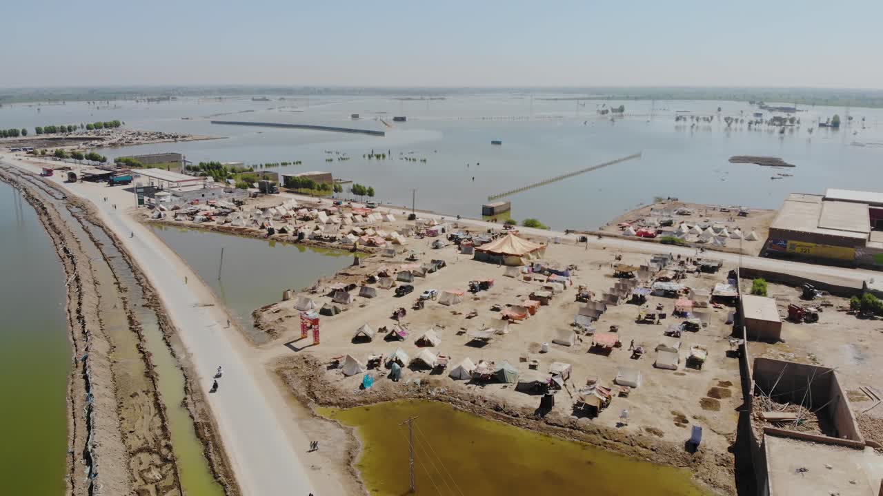 maher, sindh에 있는 홍수 재해 피해자를 위한 임시 캠프를 향해 공중 비행