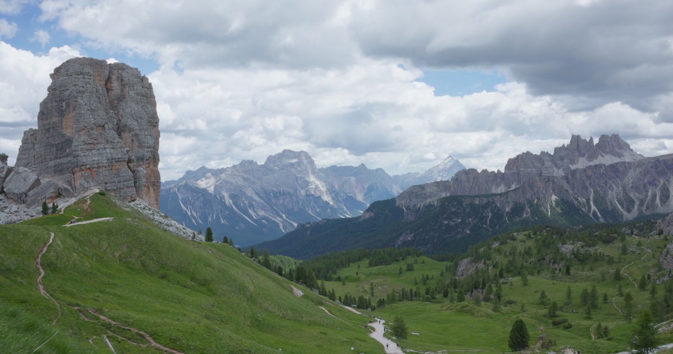 Menara Batu Kapur Menonjol dan Jalur Pendakian Alpen di Cinque Torri, Dolomit, Dekat Cortina d'Ampezzo, Italia. Foto Udara