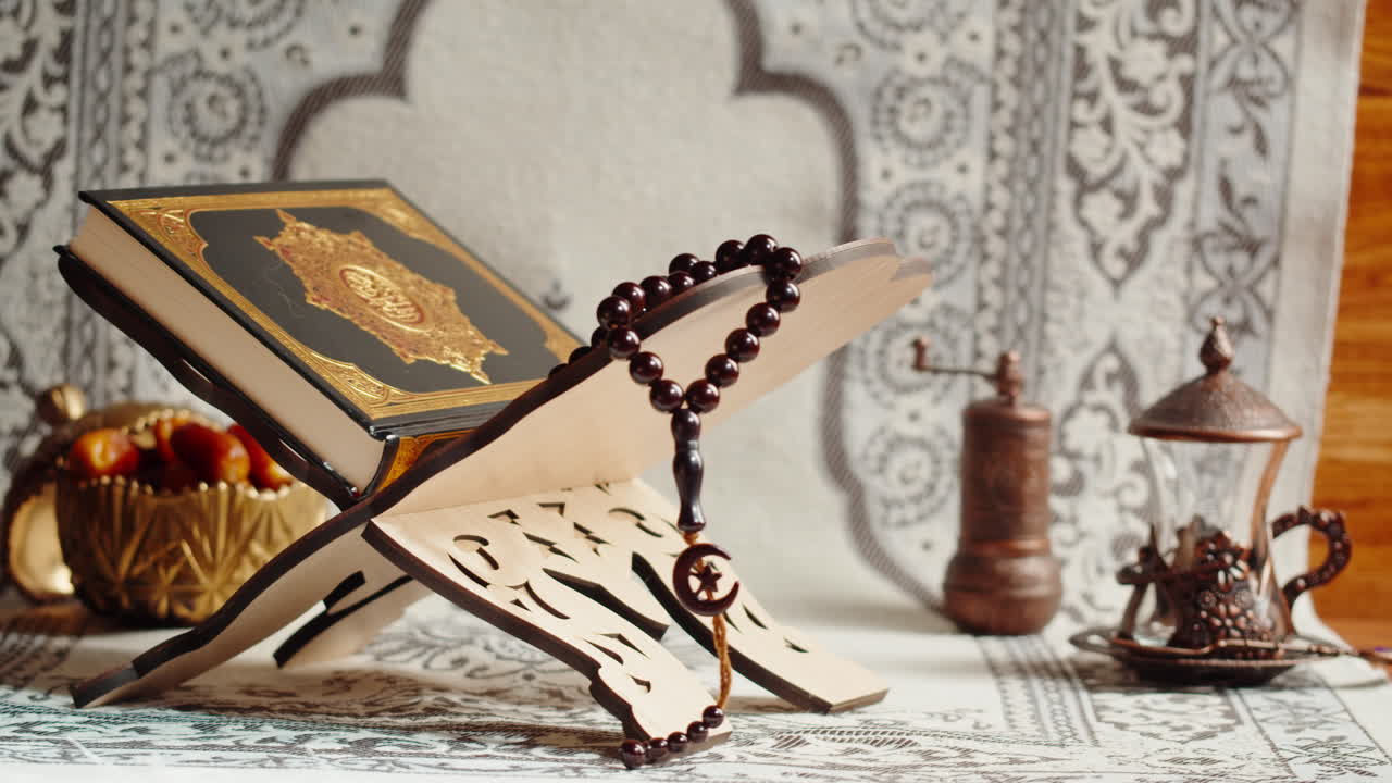 Primo piano del libro del Corano, preghiera, religione islamica. Festività religiosa del Ramadan, mese sacro. Culto, preghiera tradizionale a Dio.