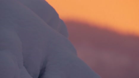 schneewehe auf der naturlandschaft während der goldenen stunde im winter