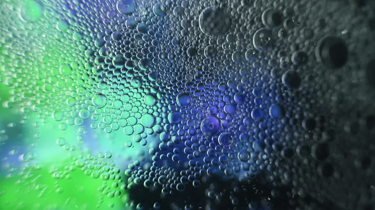 gotas de aceite abstractas en agua de colores