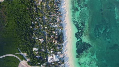 Vista-Aérea-De-Arriba-Hacia-Abajo-Sobre-La-Playa-En-Tulum,-México