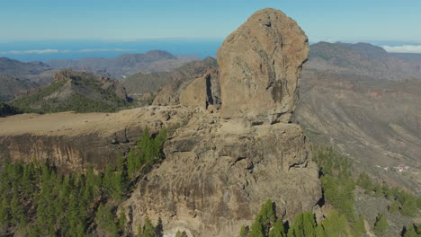 Wunderschöne-Luftaufnahme-Im-Orbit-über-Dem-Naturdenkmal-Roque-Nublo-Auf-Der-Insel-Gran-Canaria-An-Einem-Sonnigen-Tag