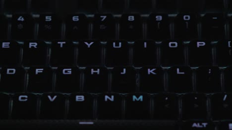 teclado iluminado retroiluminado en blanco con un movimiento deslizante en un patrón de respiración
