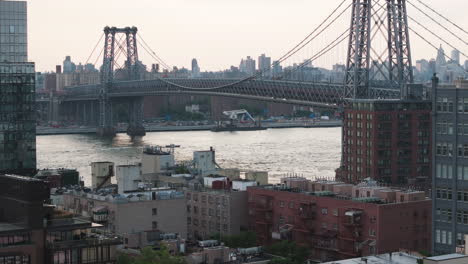 luftaufnahme der williamsburg-brücke in brooklyn in der dämmerung