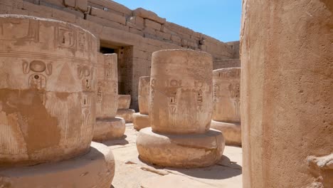 Broken-pillars-in-ancient-temple-with-hieroglyphs-and-ancient-writings,-Habu-Temple,-Luxor,-Egypt