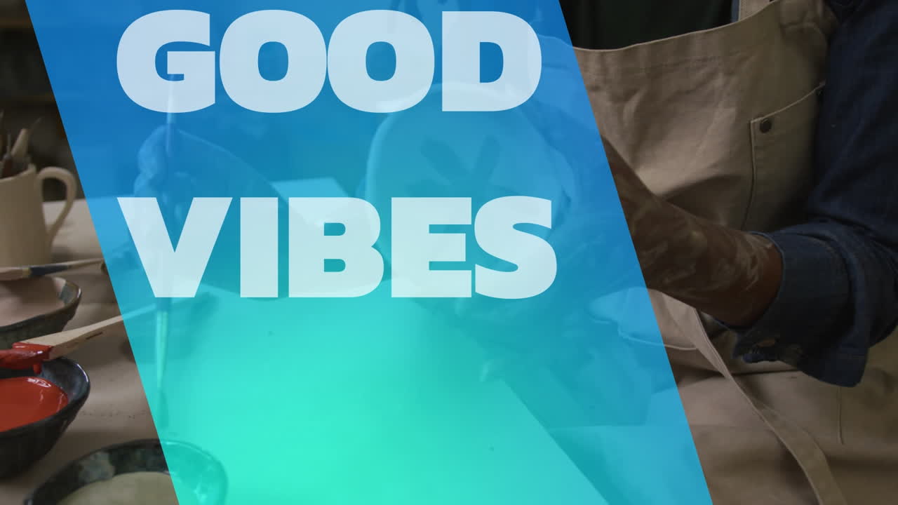 아프리카계 미국인 여성이 도자기를 그리는 좋은 진동의 애니메이션 텍스트