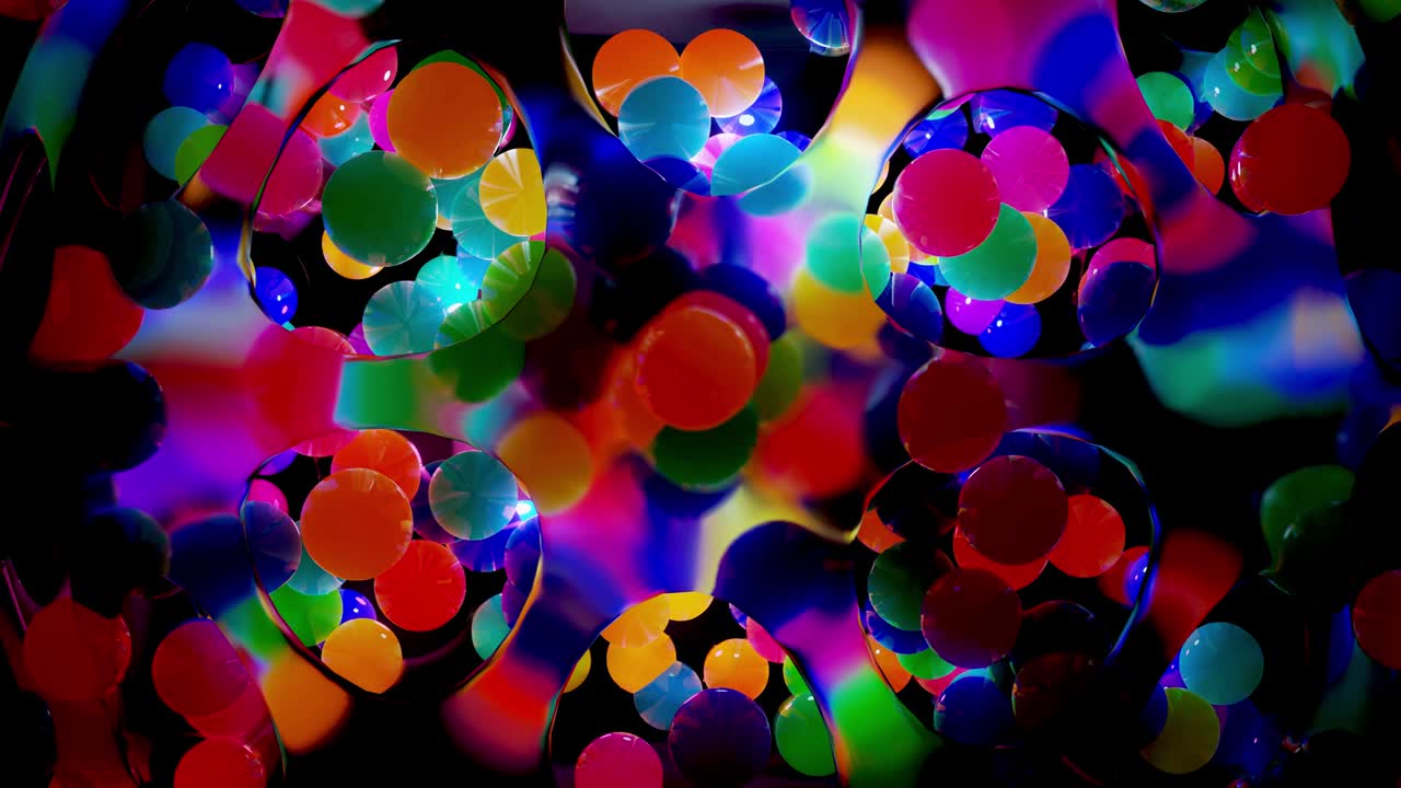 composición abstracta de bolas de colores en el aire, que se iluminan al azar y se reflejan entre sí. esferas multicolores en el aire como simple fondo oscuro geométrico con efectos de luz.