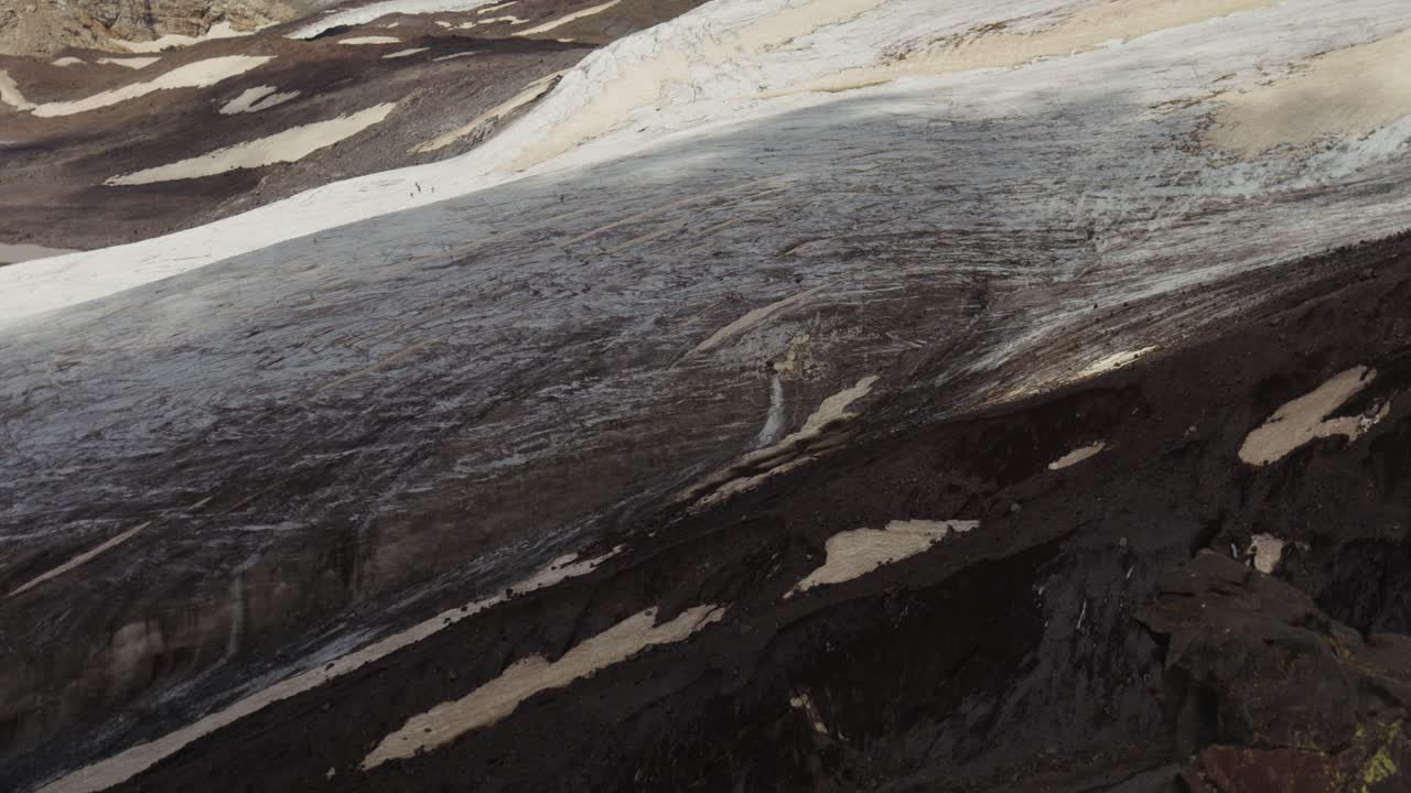 paisaje de montaña glaciar con excursionistas