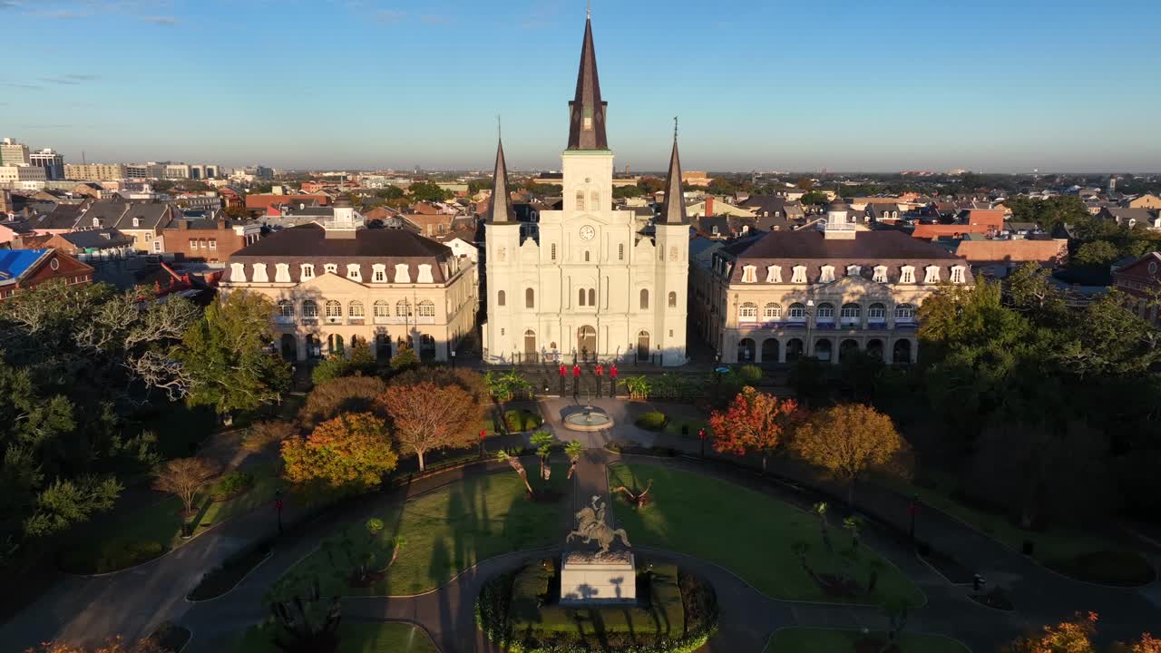 뉴올리언스 프렌치 쿼터에 있는 세인트루이스 대성당과 첨탑 포탑