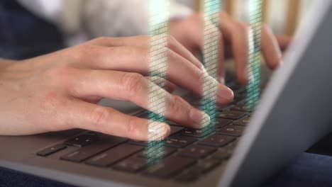 empleada que trabaja en línea con sincronización de datos en tiempo real almacenamiento en línea, conectividad de red iot para dispositivos