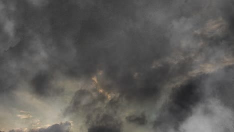 punto de vista, nubes cumulonimbus oscuras moviéndose por la tarde