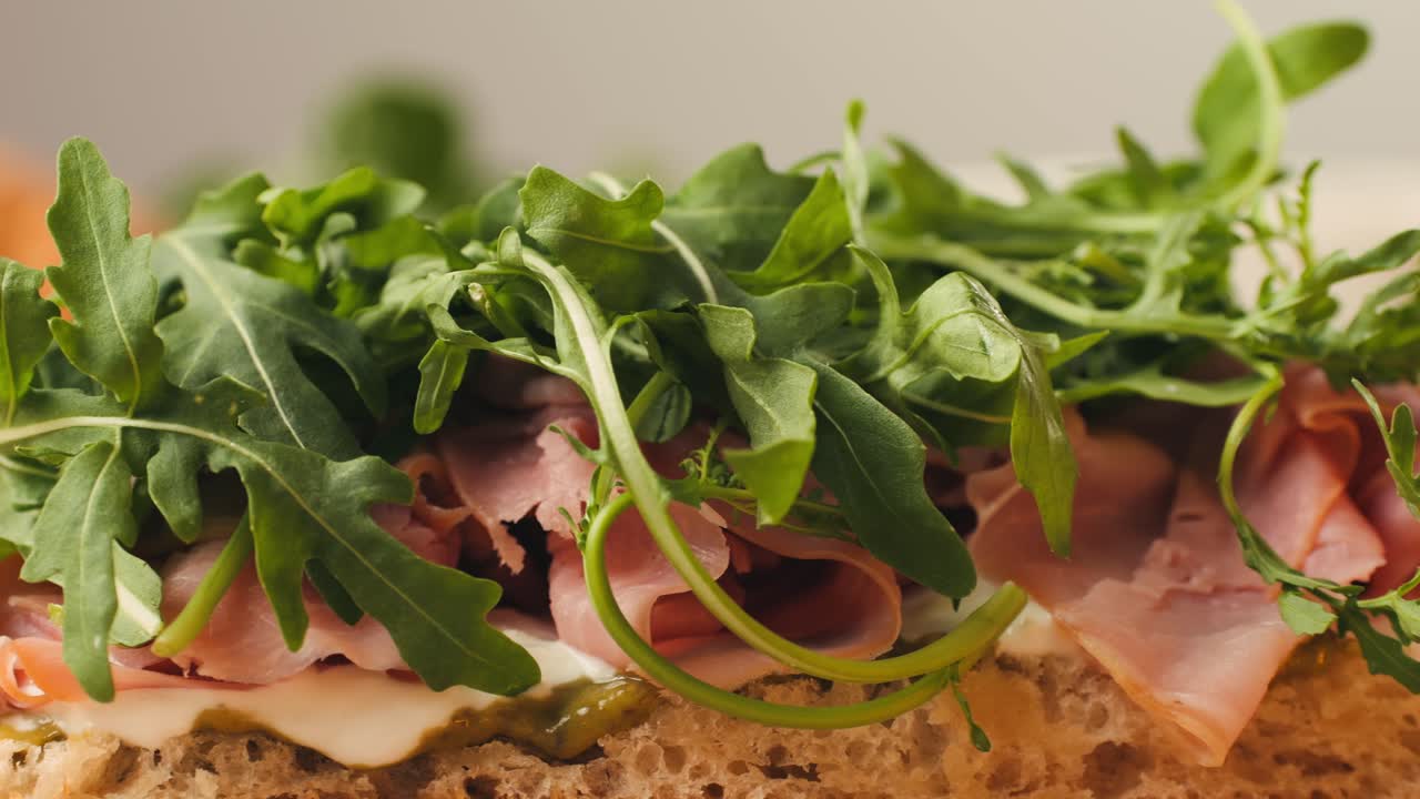 Panino con mortadella, focaccia tradizionale italiana farcita con sottili fette di mortadella al pesto, servita da uno chef in un caffè ristorante. Macro di tapas e antipasti tradizionali italiani e spagnoli