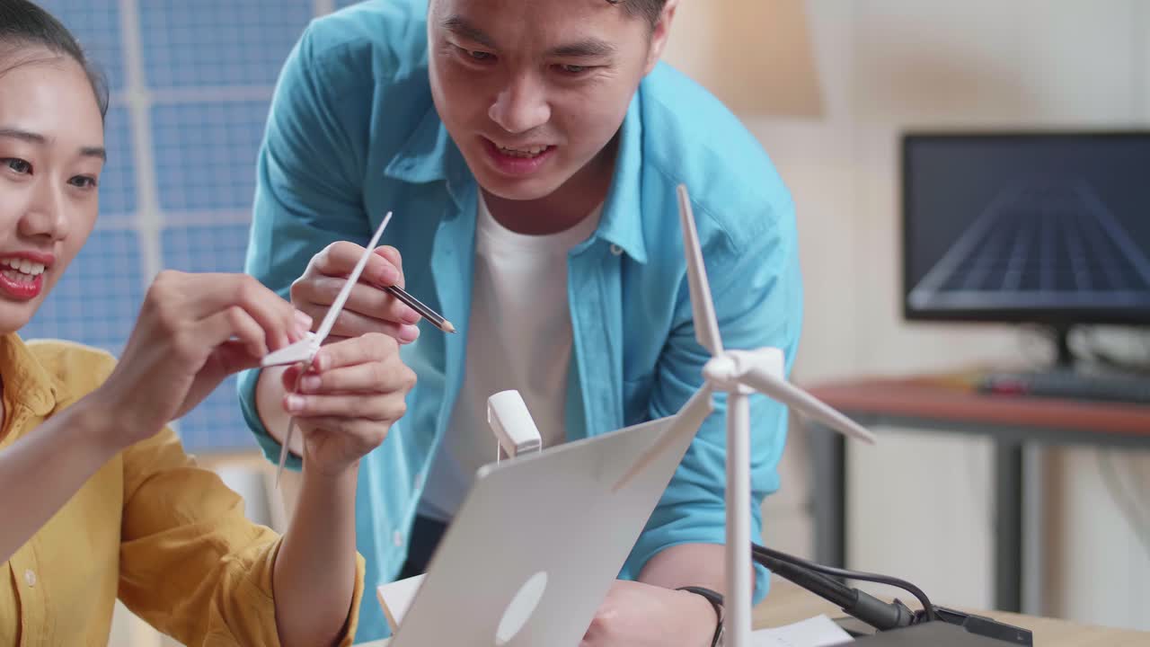 풍력 터빈 및 태양 패널 프로젝트에 협력하는 학생