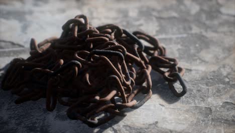 cadena de hierro oxidada hecha a mano