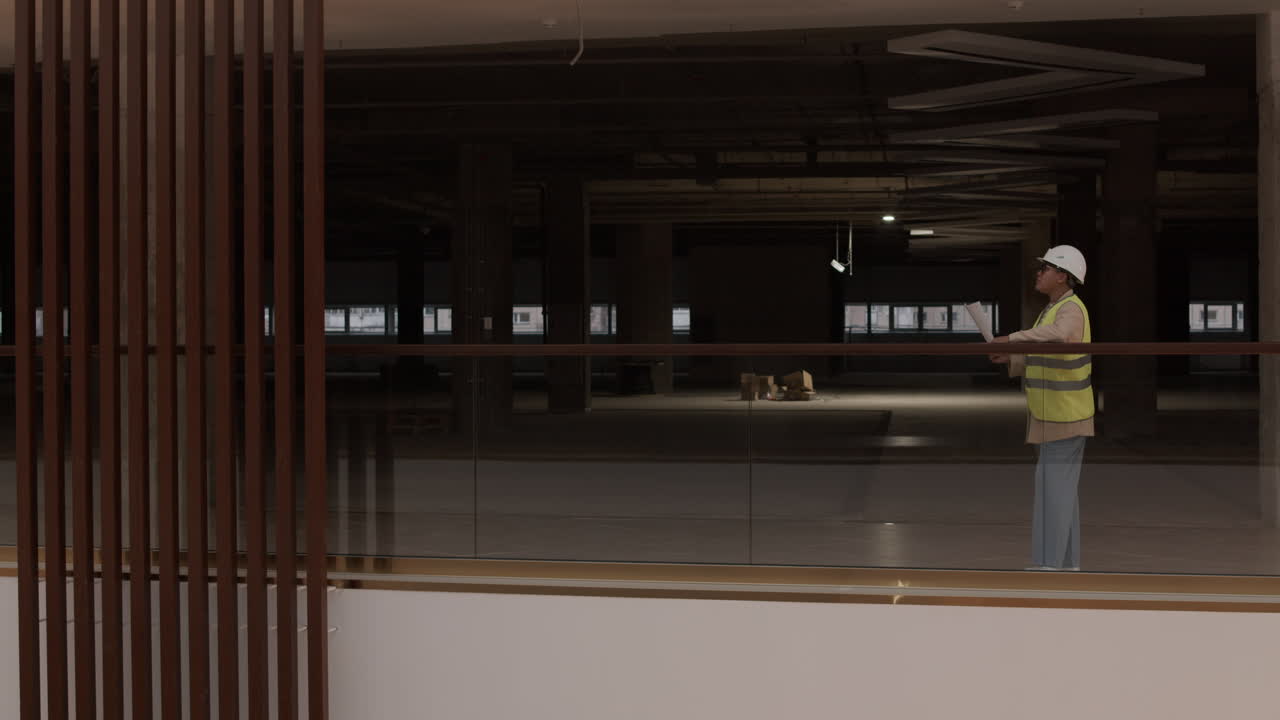 contratista mirando el trabajo en curso