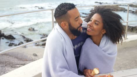 Pareja-Tomando-Cono-De-Helado-En-La-Playa-4k