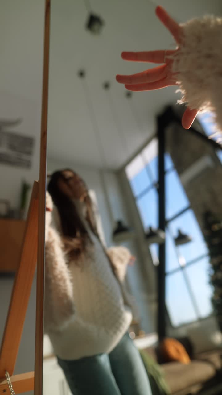 거울 앞 에서 옷 을 시도 하는 여자