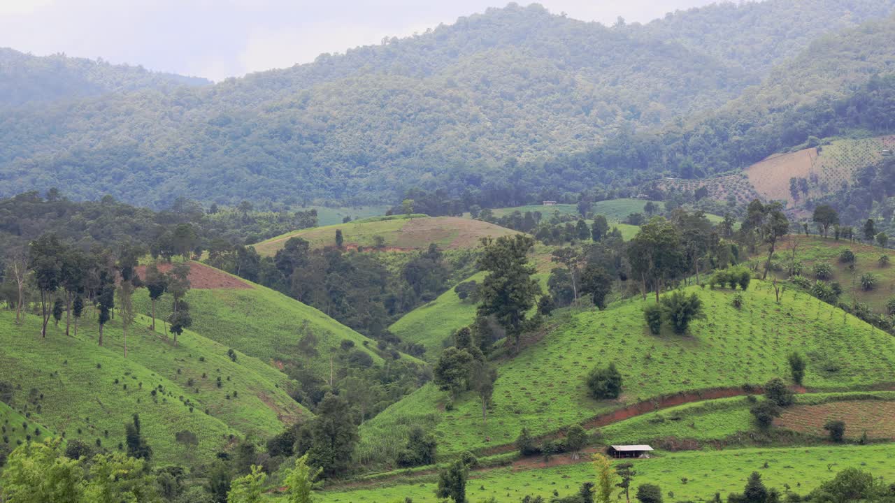 lapso de tiempo de la sombra de la nube que pasa sobre el valle verde y las montañas en chiang mai, tailandia
