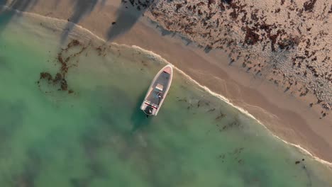 barco estacionado en la playa en ile aux cerfs