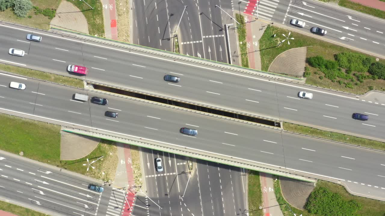 고속도로 도로의  뷰. 클립. 숲 속의 교통이 있는 고속도로. 자동차와 트럭이 있는 교외 고속도. 여행과 운송. 공중 뷰.