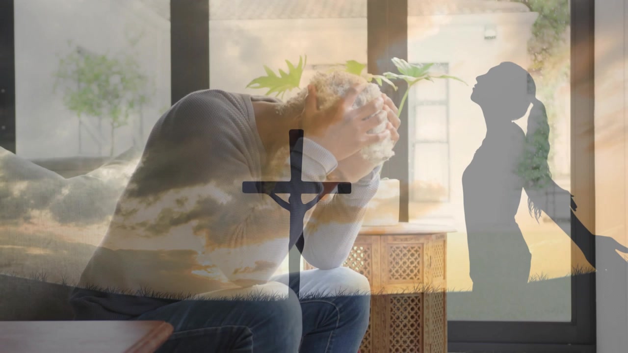 Uomo che ispeziona un oggetto, chinato, riflettendo con la silhouette di una donna e sovrapposizioni di dati sanitari multi-cloud.