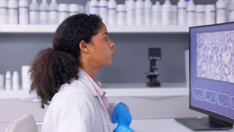 virus, computadora y mujer científica cansada