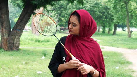 Nahaufnahme-Des-Schönen-Afghanischen-Mädchens-Im-Hijab,-Das-Den-Badmintonschläger-Hält-Und-Lächelt