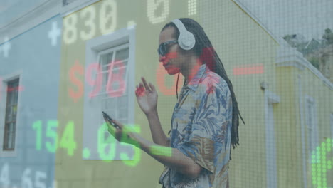 animación de tablero de negociación, hombre biracial usando auriculares y escuchando música usando teléfono celular